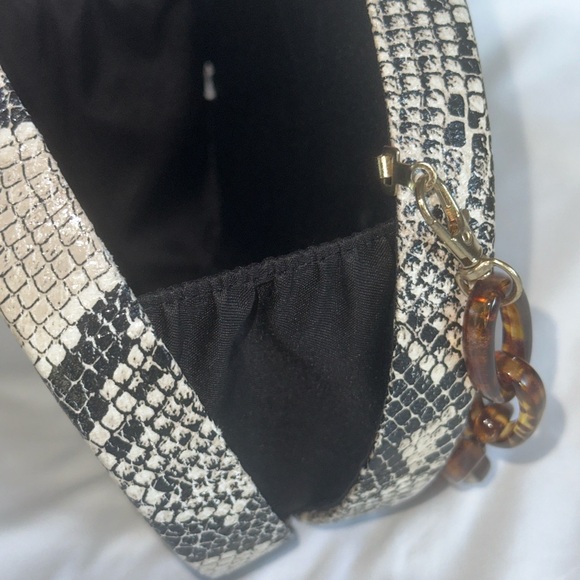 Chic Black and White Snakeskin Pattern Bag - Picture 5 of 7